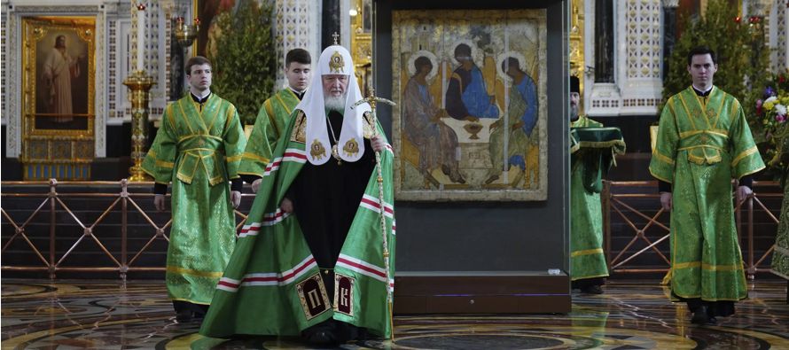 El patriarca ortodoxo ruso Cirilo de Moscú respondió despidiendo a un sacerdote de...