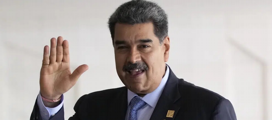 Maduro llegó el domingo por la noche a la ciudad de Yeda, en el Mar Rojo, donde fue recibido...