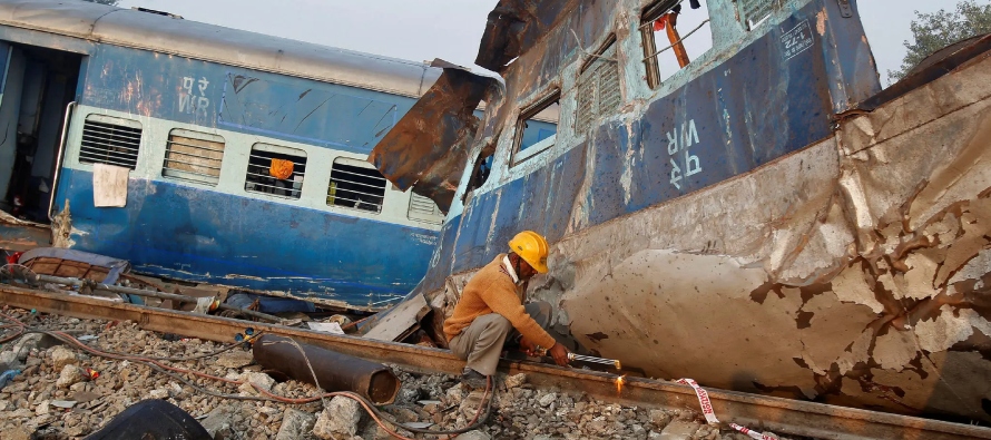 Tres trenes, con más de 2200 personas a bordo, estuvieron involucrados en el accidente en el...