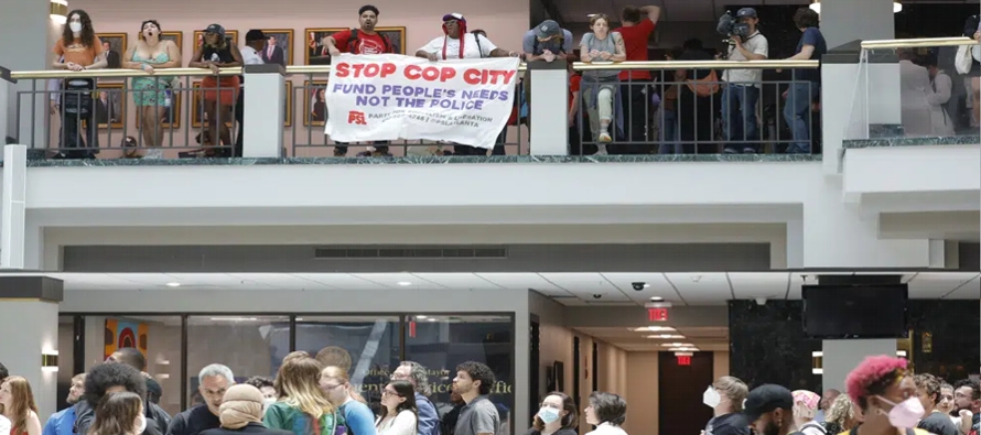 El movimiento descentralizado “Stop Cop City” ha reunido a manifestantes de todo el...