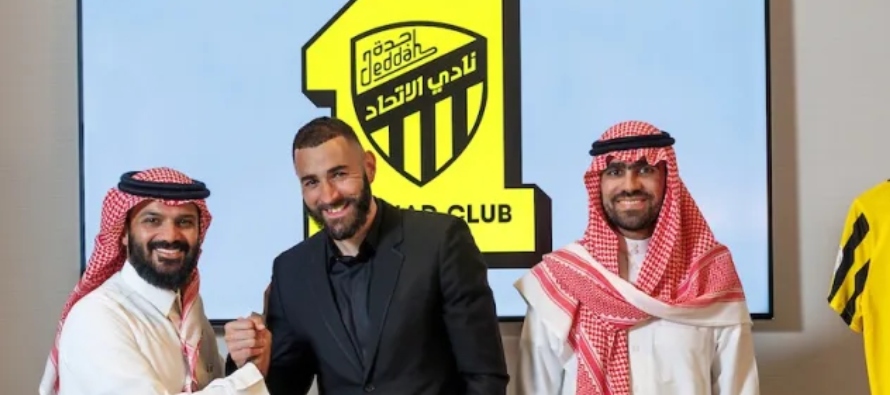 El club saudí Al Ittihad anunció este martes el fichaje del francés Karim...