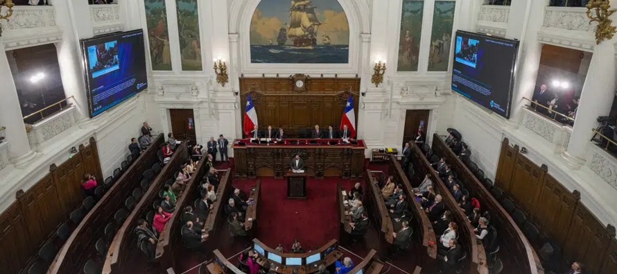 La Comisión Constitucional, funciona en la antigua sede del Congreso en la capital chilena,...