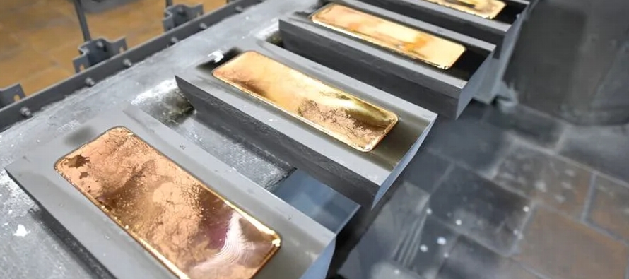 A las 1607 GMT, el oro al contado cedió un 0,9%, a 1.945,99 dólares la onza, mientras...