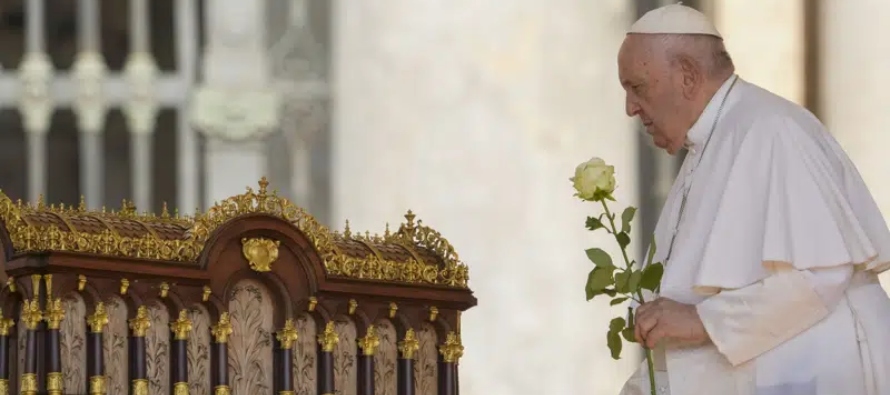 El papa sale de su operación sin complicaciones, informa El Vaticano