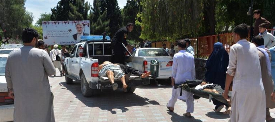 Un expolicía talibán estaba entre los muertos y por lo menos 30 personas resultaron...