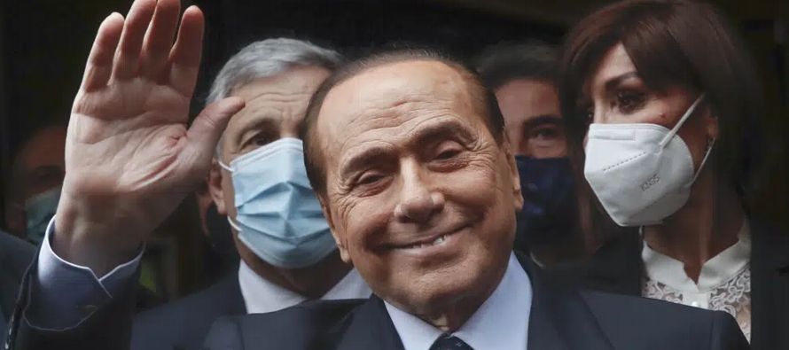 Berlusconi usó sus cadenas de televisión y su inmensa riqueza para lanzar su larga...