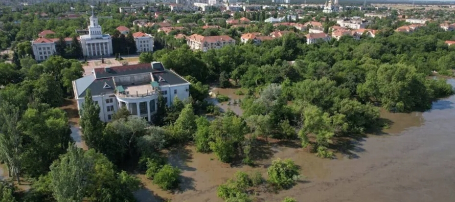 El nivel de agua del embalse de Kajovka ha estado cayendo desde que una explosión, de la que...