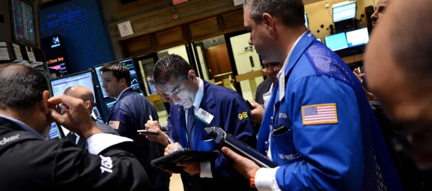 Al término de las operaciones en Nueva York, el Dow Jones se situó en 33.951 puntos,...