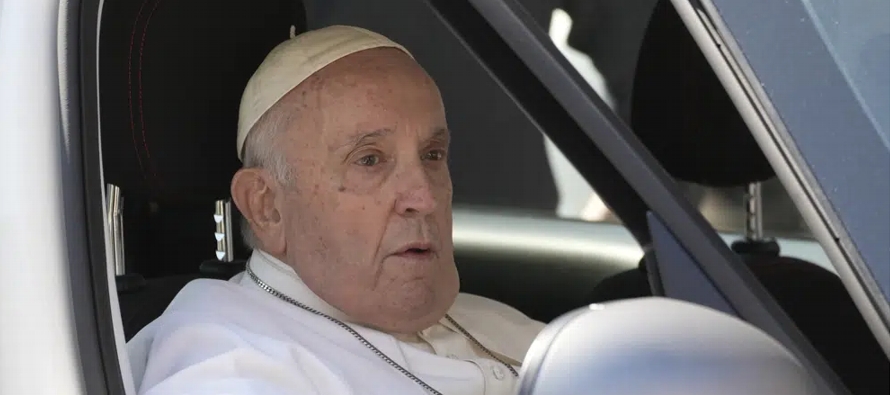 El pontífice de 86 años se sometió a tres horas de cirugía bajo...