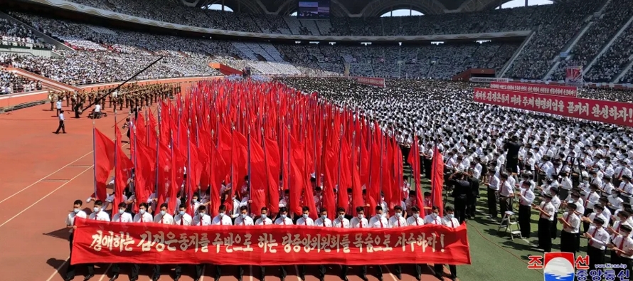La agencia de noticias norcoreana publicó imágenes de una enorme marcha dentro del...