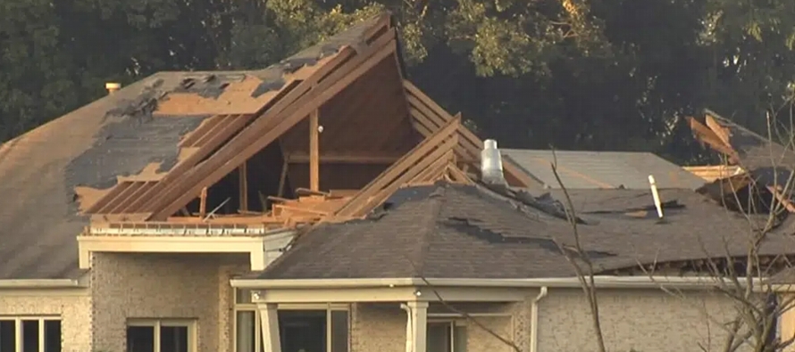 El tornado que golpeó la casa el domingo por la tarde formaba parte de un sistema de...