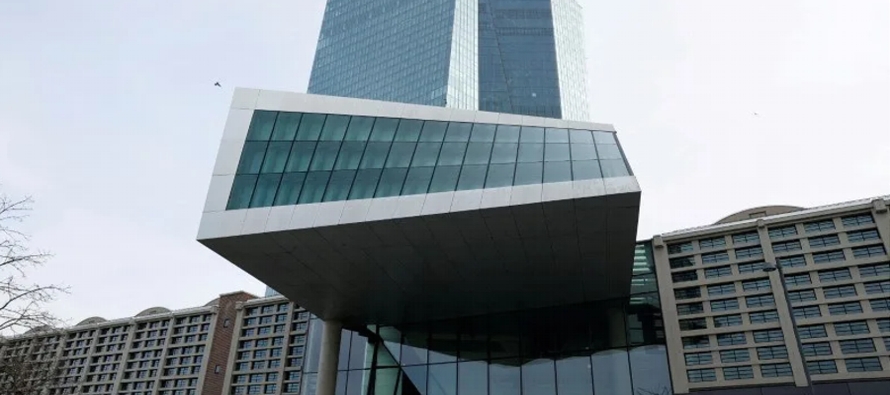El BCE elevó sus tasas a su nivel más alto en 22 años este mes y dijo que...