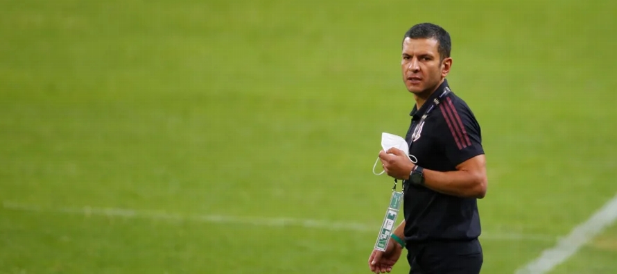 Lozano, un joven entrenador de 44 años, asumió el banquillo en sustitución del...