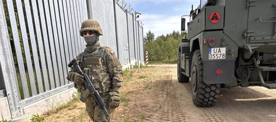 Kaczynski ha abogado por aumentar la presencia de militares en la frontera, así como...