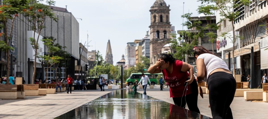 El Estado con mayor número de fallecimientos se han registrado en Nuevo León (64),...