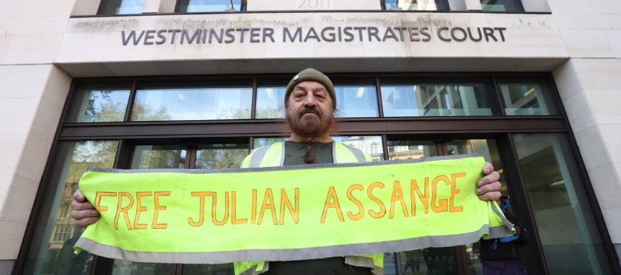 Assange se enfrenta en Estados Unidos a 18 cargos penales y deberá responder por acusaciones...