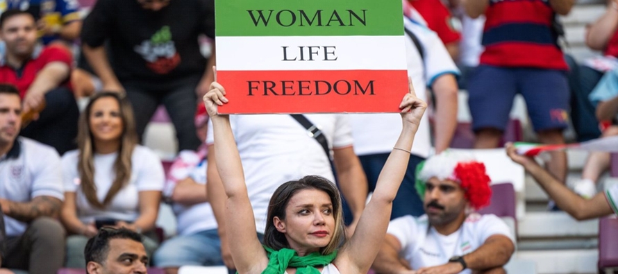 Irán ha prohibido en líneas generales que las mujeres acudan como público a...