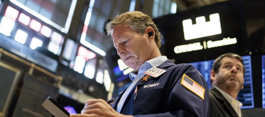 Al término de las operaciones en la Bolsa de Nueva York, el Dow Jones sumó 317,02...