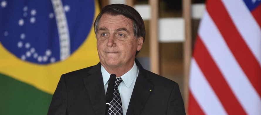 Bolsonaro ha estado cerca de dos horas declarando ante la Policía Federal en el caso que...