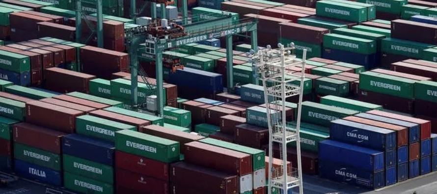 Las cifras comerciales globales arrojaron un superávit comercial de 43,000 millones de yenes...