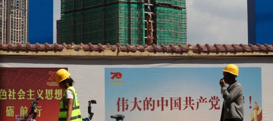 Las acciones de Country Garden, el mayor constructor de viviendas de China por volumen de ventas,...