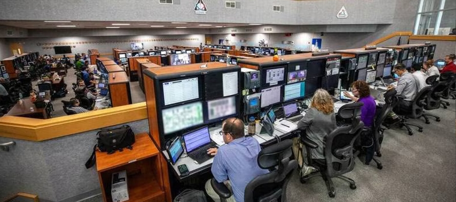 Los equipos de la NASA se preparan para enviar a la tripulación de cuatro astronautas en un...