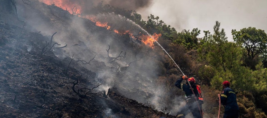 Los incendios se han extendido a la provincia de Reggio Calabria, donde las llamas están...