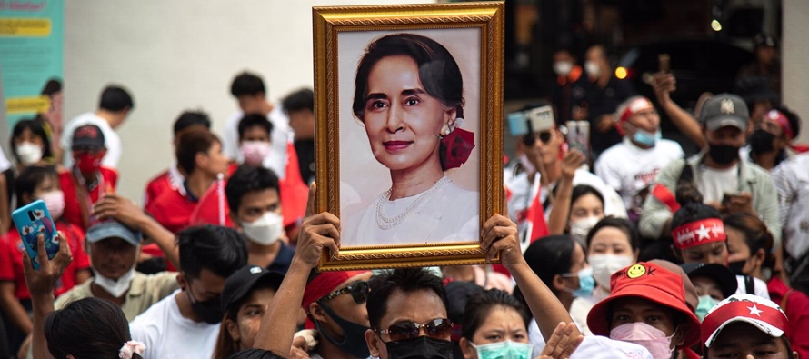 Suu Kyi, de 78 años, ha sido indultada de cinco delitos, de los 19 que pesaban sobre ella,...