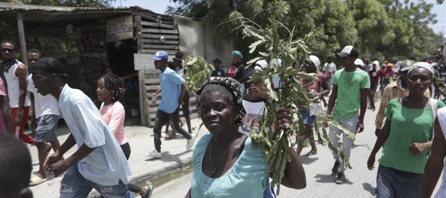Unos 200 haitianos marcharon en la capital Puerto Príncipe para protestar por el secuestro...