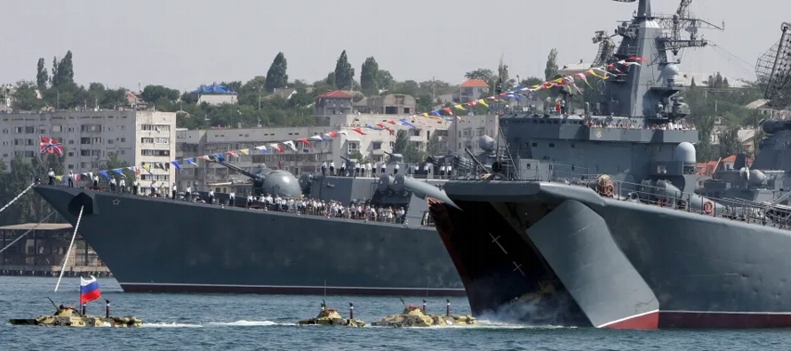 Según el portavoz castrense, "los buques de la Armada Rusa que escoltaban el transporte...