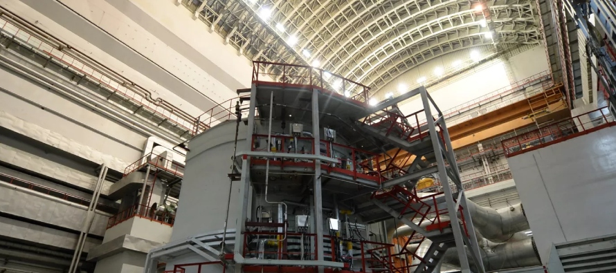Ya ha concluido la instalación de la cúpula del edificio del reactor en la unidad 7...