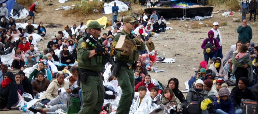 A principios de este año, en San Diego, la Patrulla Fronteriza detuvo a personas migrantes...