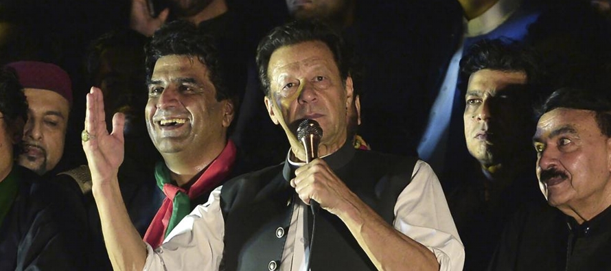 La policía de Pakistán arrestó el sábado al ex primer ministro Imran...
