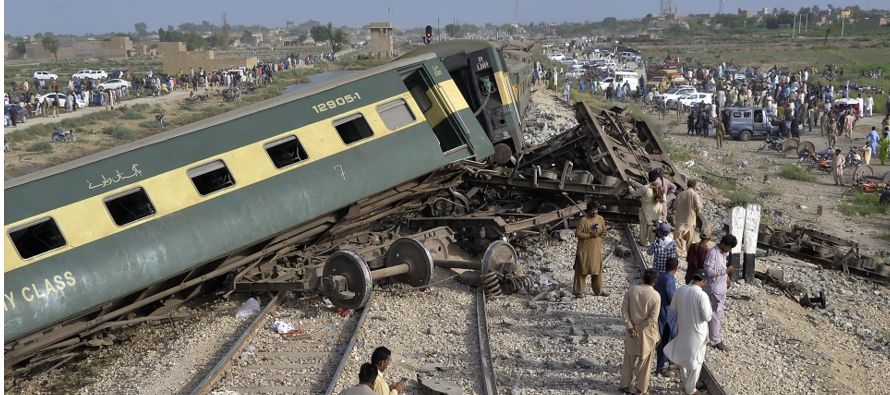 El número de muertos por el descarrilamiento de un tren en el sur de Pakistán...
