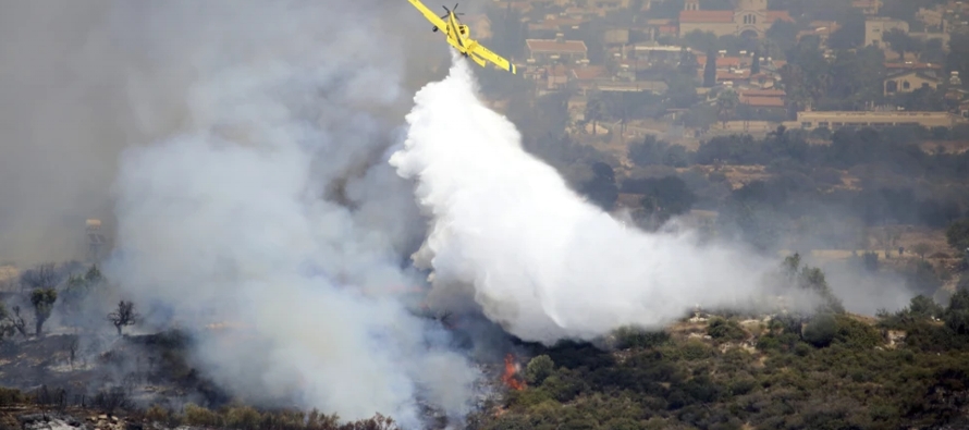 Se enviaron dos aviones Canadair griegos para ayudar a apagar el fuego en las montañas a...