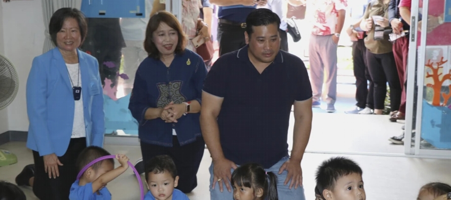 El retorno ocurre en un momento sensible para la familia real tailandesa: la hija mayor del rey...