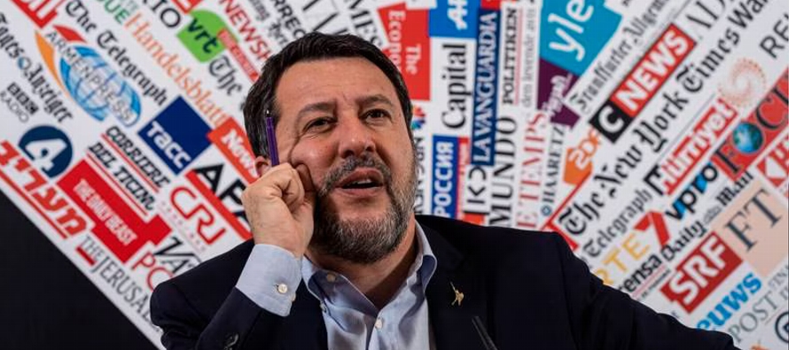 El ministro de Transportes, Matteo Salvini, anunció el impuesto en una conferencia de prensa...