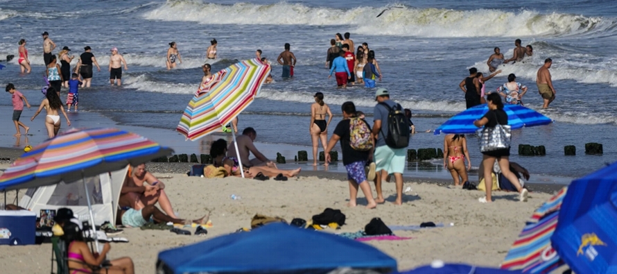La mujer de 65 años nadaba en Rockaway Beach poco antes de las 6 p.m. del lunes cuando fue...