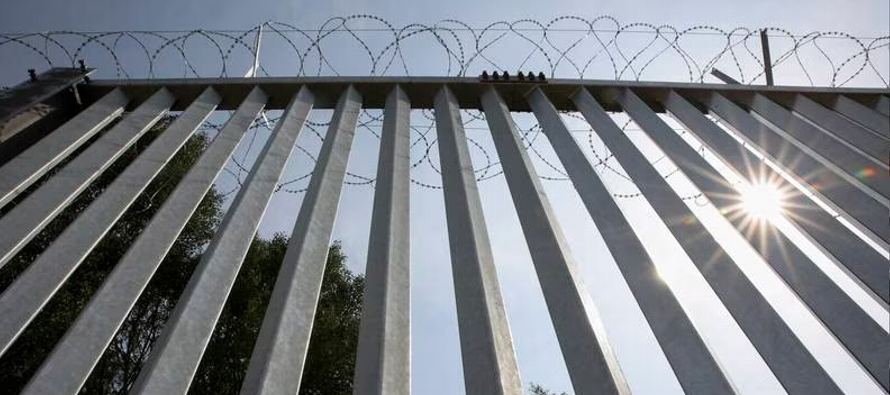 Las autoridades polacas construyeron una barrera de acero en la frontera, lo que ha reducido el...