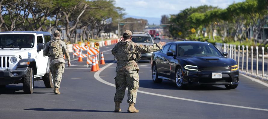 Autoridades de Hawai pidieron a los turistas que eviten viajar a Maui en un momento en que varios...