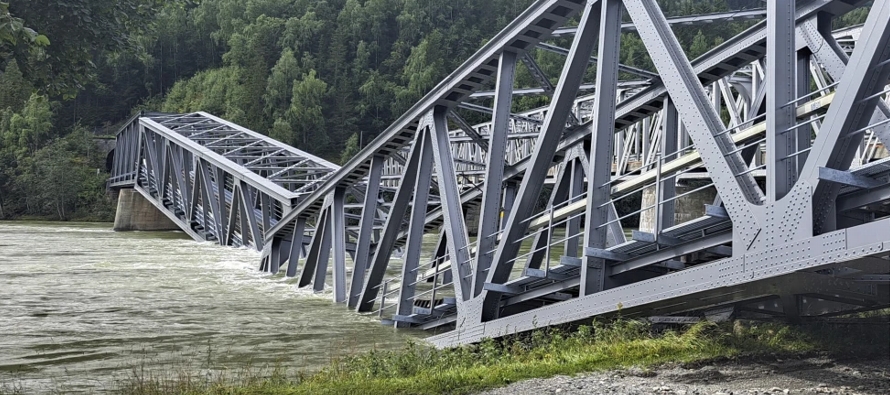 BaneNOR, indicó que la sección central del puente de vigas de acero sobre el...