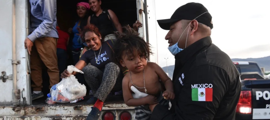 Agentes mexicanos interceptaron el 4 de agosto un autobús de pasajeros con 62 migrantes de...