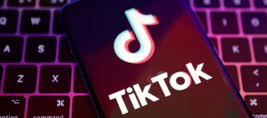 El expresidente Donald Trump intentó en 2020 prohibir nuevas descargas de TikTok, pero una...