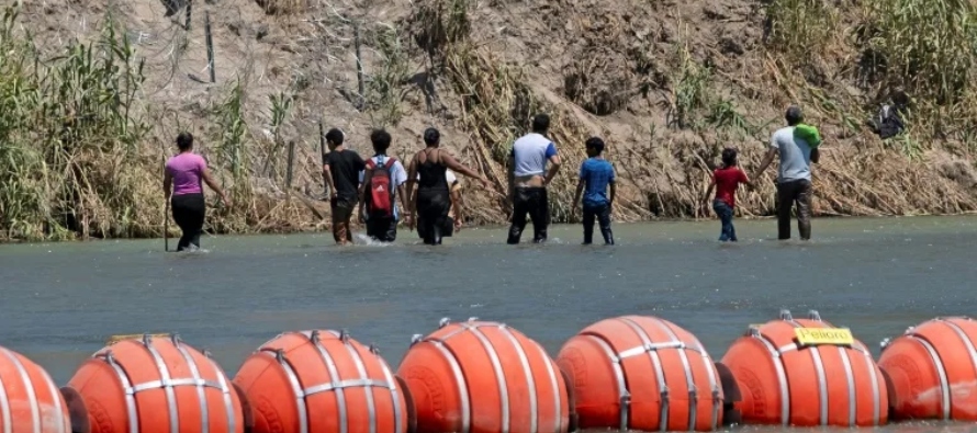 Mientras, la llegada de migrantes a México continúa. Según reportes de prensa,...