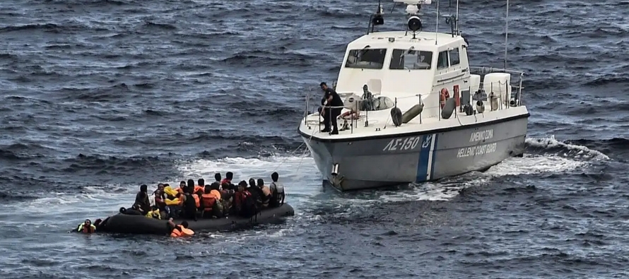 Durante el fin de semana, la guardia costera recogió otras 200 personas que habían...