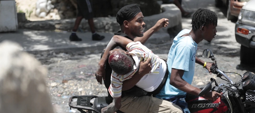 El objetivo de la fuerza sería ayudar a la policía haitiana, escasa de recursos y de...