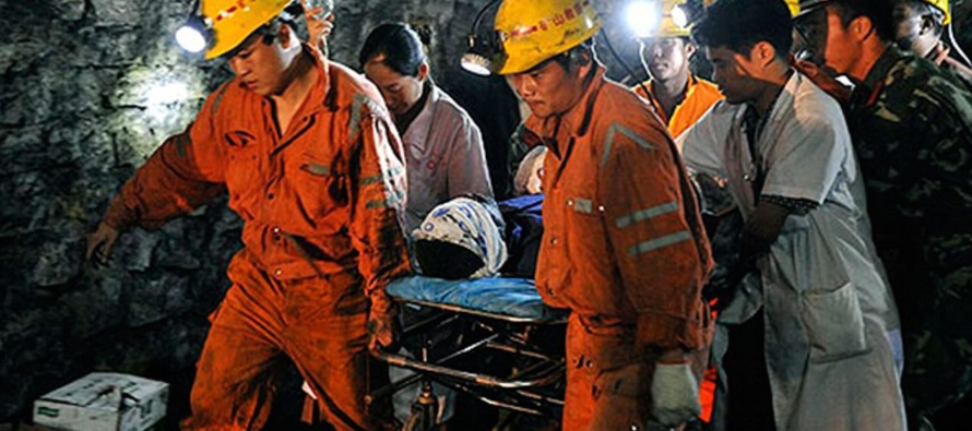 Un total de 90 mineros se encontraban en el pozo en el momento de la explosión, que...