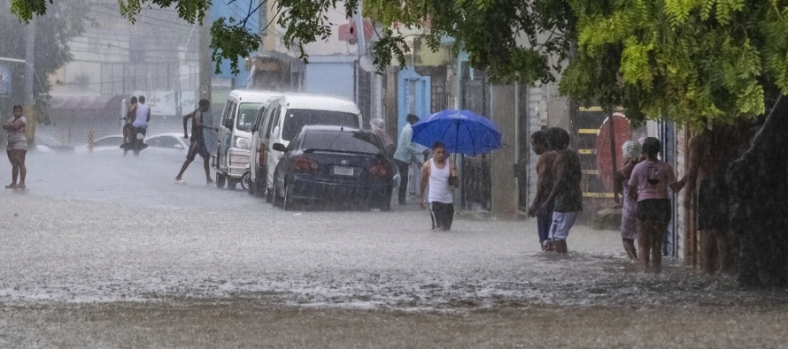 El martes ya se habían reportado inundaciones en la capital, Santo Domingo, y otros lugares,...