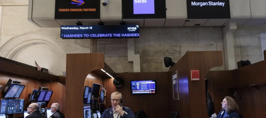 Al término de las operaciones en la Bolsa de Nueva York, el Dow Jones subió hasta...