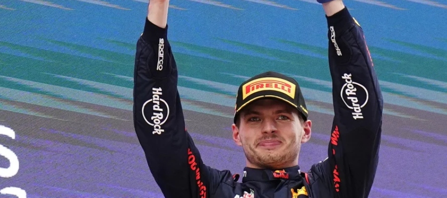 Verstappen, de 25 años, que ha ganado diez de las primeras doce carreras, comanda el Mundial...